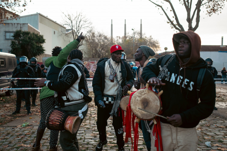 Desallotjats del B9 de Badalona ocupen l'antic alberg de Ca Bofí Vell davant la falta d'alternatives