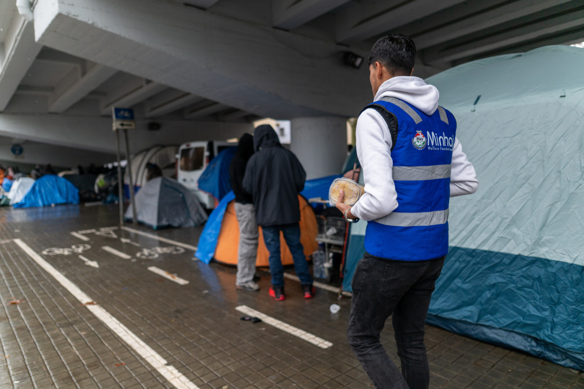 EuropaPress 7180958 personas desalojadas antiguo instituto b9 badalona acampan debajo salida