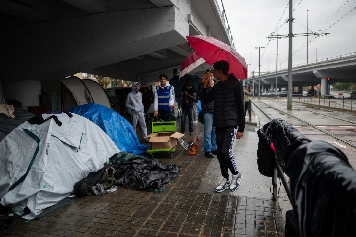 Personas desalojadas del antiguo Instituto B9 de Badalona acampan debajo de la salida 210 de la C-31.