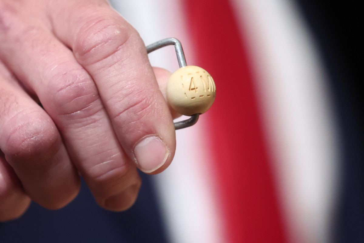 EuropaPress 7183463 hombre mete bolas premios bombo loteria celebracion sorteo extraordinario