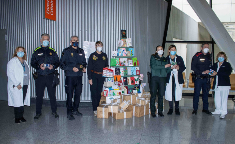 Guàrdia Civil, Policia, Mossos i policies locals reparteixen regals a nens ingressats a Tarragona