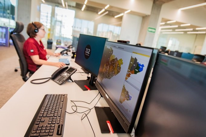 Un arbre derrocat interromp el servei ferroviari a Fornells de la Selva, Girona, sense causar ferits