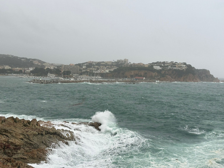 Vídeo | Tarda de pluja i onatge en la costa catalana: s'agreuja un episodi amb tempestes i acumulacions elevades