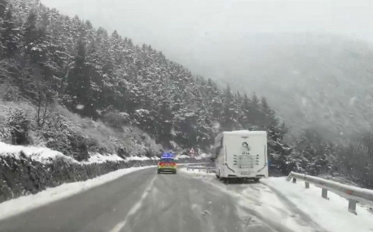Vídeo | El temporal de neu i pluja a Catalunya provoca talls i restriccions en carreteres clau aquest dissabte