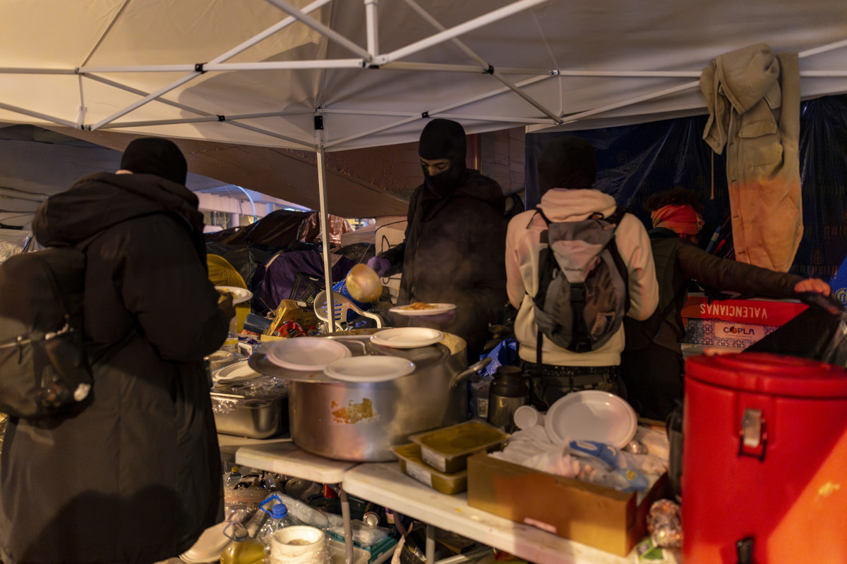 Unos 50 desalojados del antiguo instituto B9 de Badalona pasaron la Nochebuena bajo el puente de la carretera C-31