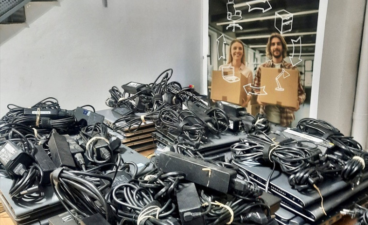 CaixaBank dóna 100 ordinadors a 10 entitats socials de Barcelona amb el programa 'Reutilitza'm'