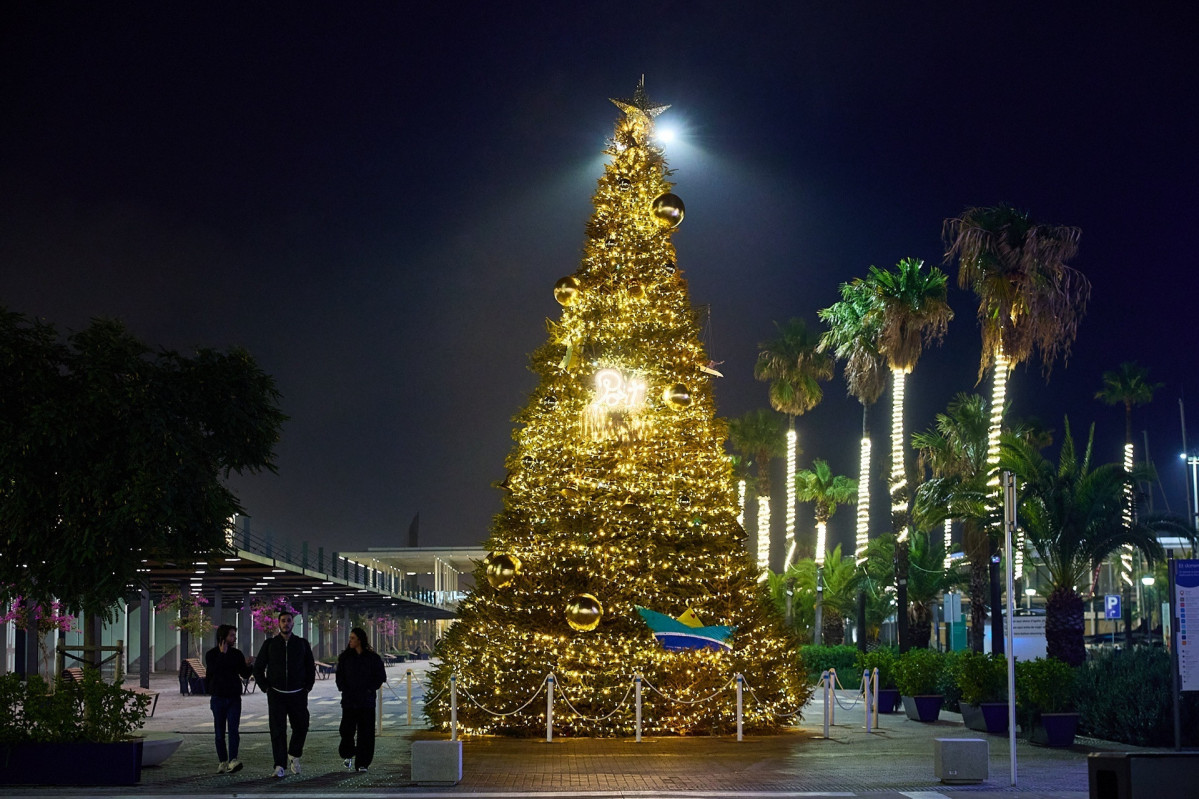 EuropaPress 7172951 arbol navidad entrada port olimpic barcelona