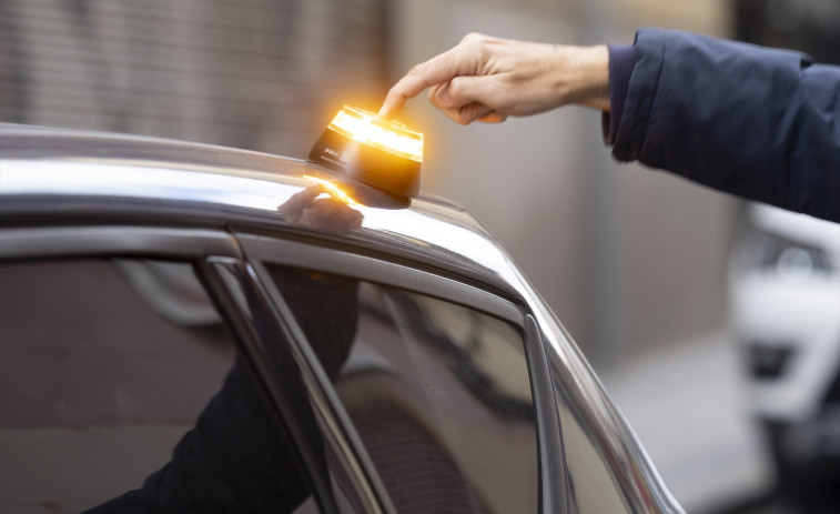 La balisa V-16 serà obligatòria l'1 de gener de 2026: Requisits i com evitar multes de 80 euros