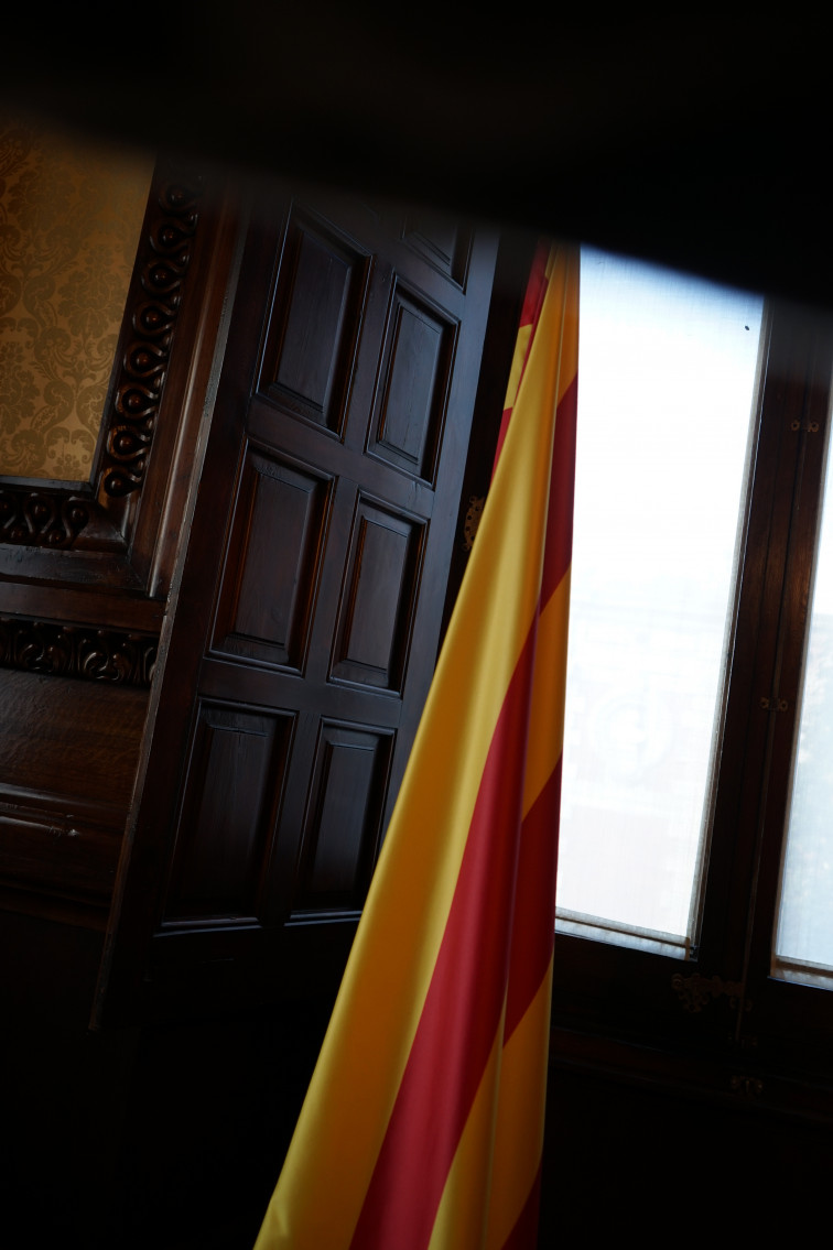 Guia de canvis 2026: la famosa V-16, factura electrònica, límits a l'efectiu i el nou passaport digital