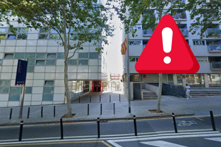 Un home entra a una comissaria de Mossos de Barcelona amb un pal i deixa ferits a cinc agents