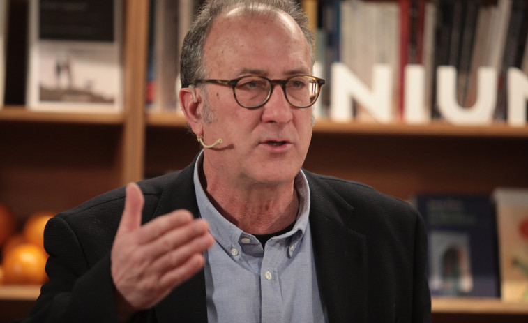 Òmnium crida institucions i partits a protegir el català a l'escola