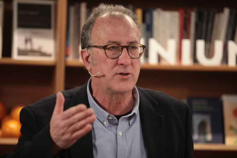 Òmnium crida institucions i partits a protegir el català a l'escola