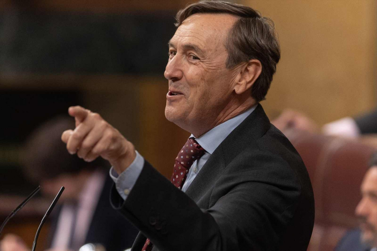 Rafael Hernando señalando en el Congreso   EUROPA PRESS