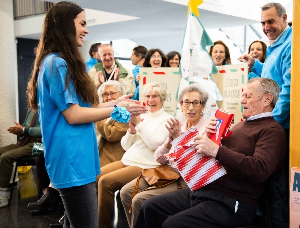 EuropaPress 7192992 voluntarios reparten regalos ninos personas mayores