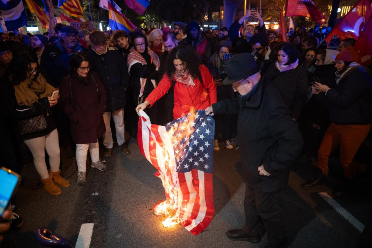 Barcelona es concentra: 400 manifestants, a favor i 250, en contra de la intervenció dels EUA a Veneçuela