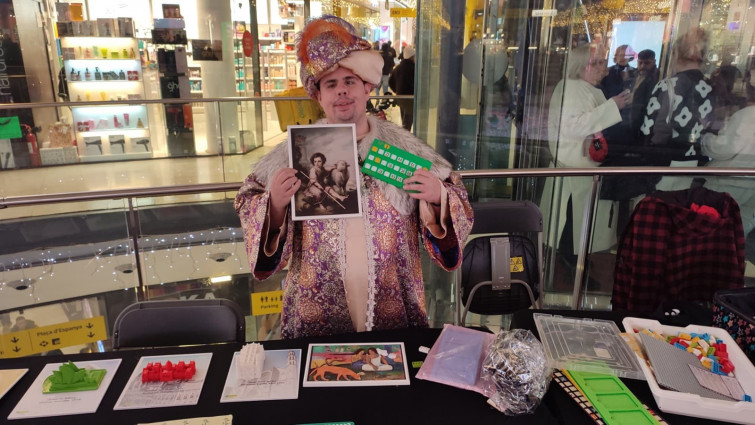 Un Patge Real invident guia els nens en l'escriptura en braille durant els Reis Mags a Barcelona