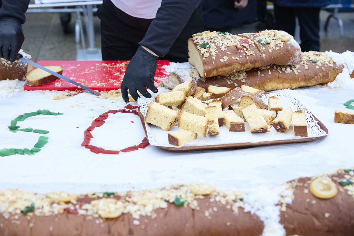 EuropaPress 6434672 persona reparto roscon reyes aldeas infantiles sos puerta sol enero 2025