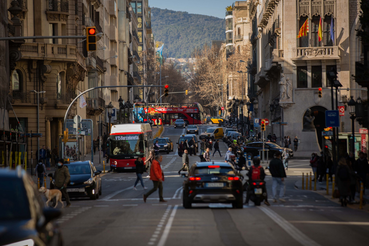 Archivo - Coches circulan por Via Laietana, antes de ser peatonal, a 17 de febrero de 2022, en Barcelona, Catalunya (España).