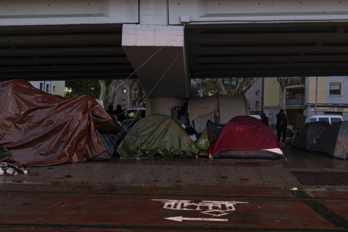EuropaPress 7190203 personas desalojadas continuan puente c 31 29 diciembre 2025 badalona