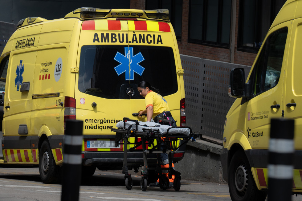 EuropaPress 6092905 sanitarios trabajan ambulancia 16 julio 2024 barcelona catalunya espana