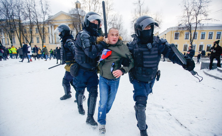 Brutal batuda a Moscou: la policia interromp un festival punk i revisa telèfons d'opositors al Kremlin