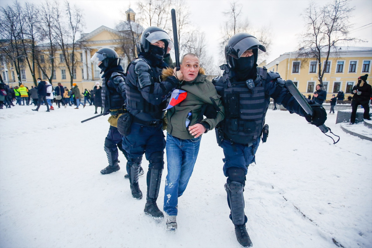 EuropaPress 3542593 31 january 2021 russia saint petersburg russian police officers detain