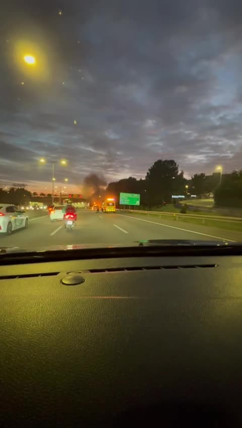 VÍDEO | Imatges impactants d'un cotxe cremant en la Ronda de Dalt