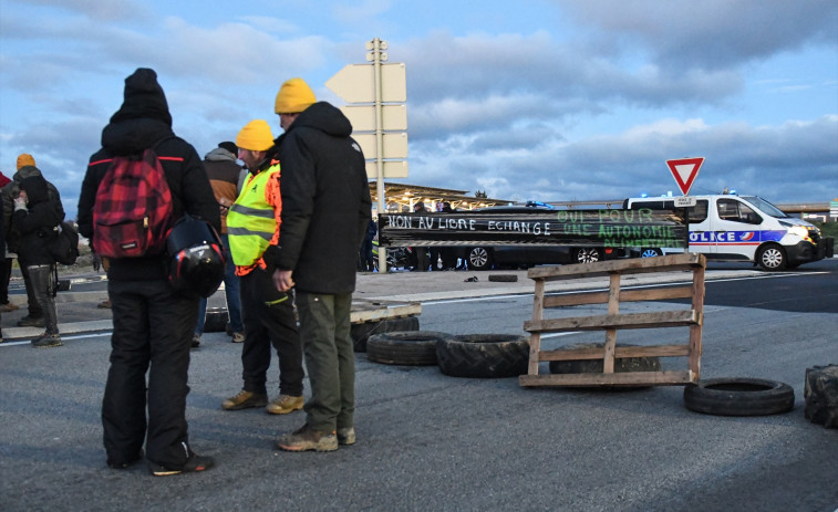 Els transportistes carreguen contra els talls de carretera dels agricultors a l'AP-7: 