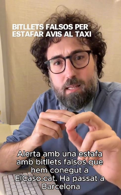 Vídeo | Alerta a Barcelona: un taxista retorna bitllets falsos i estafa a una clienta durant el viatge
