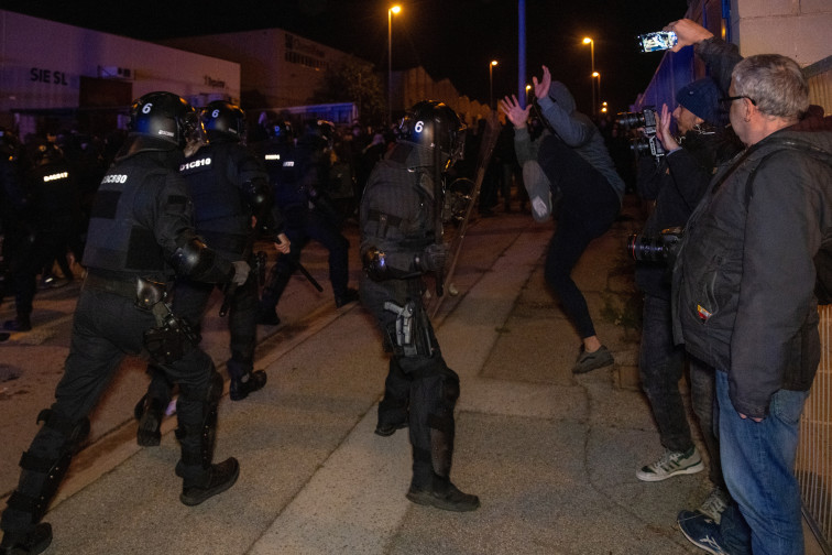 Centenars de manifestants es concentren contra Nucli Nacional a Sentmenat i els Mossos intervenen