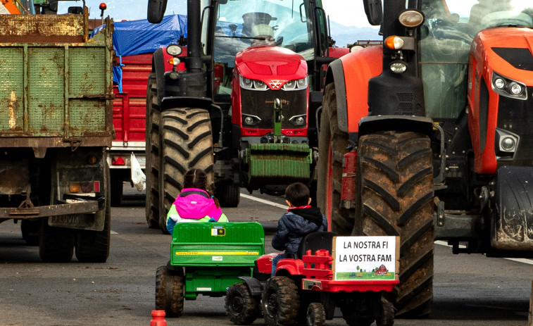 Els agricultors catalans aixequen parcialment la protesta després d'un acord per a reunir amb Salvador Illa