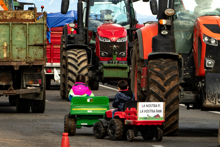 Els agricultors catalans aixequen parcialment la protesta després d'un acord per a reunir amb Salvador Illa