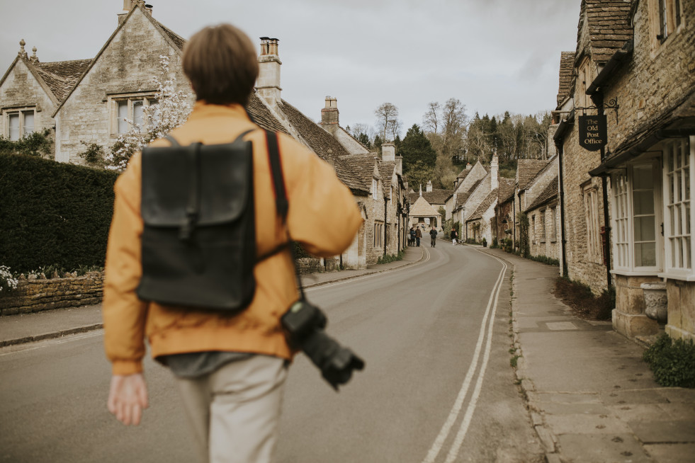 Turista entrando en el pueblo para retrovisor
