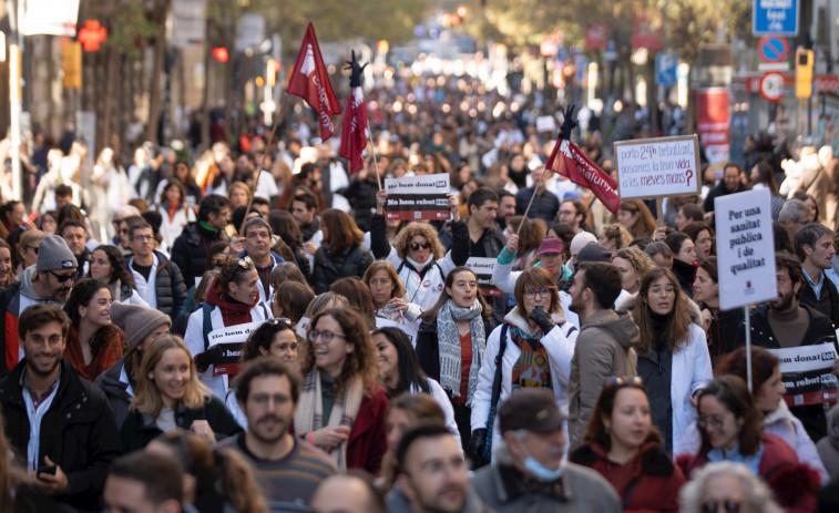 La sanitat catalana en peus de guerra: Metges de Catalunya convoca dues vagues a Barcelona