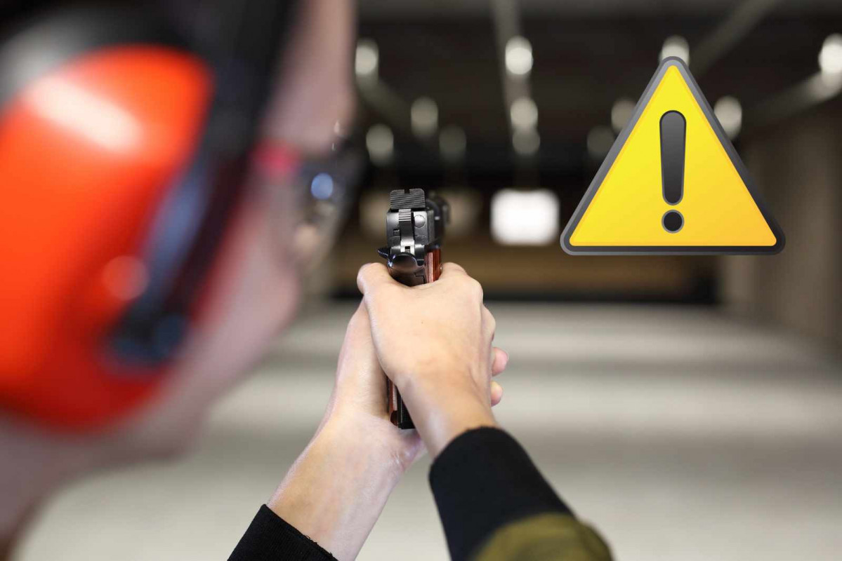 Una pistola apuntando, alerta   CANVA