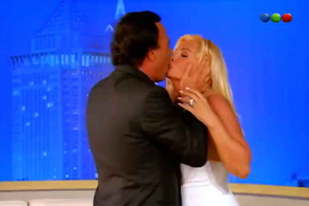 Julio Iglesias besando a Susana Giménez en Telefé   CANVA