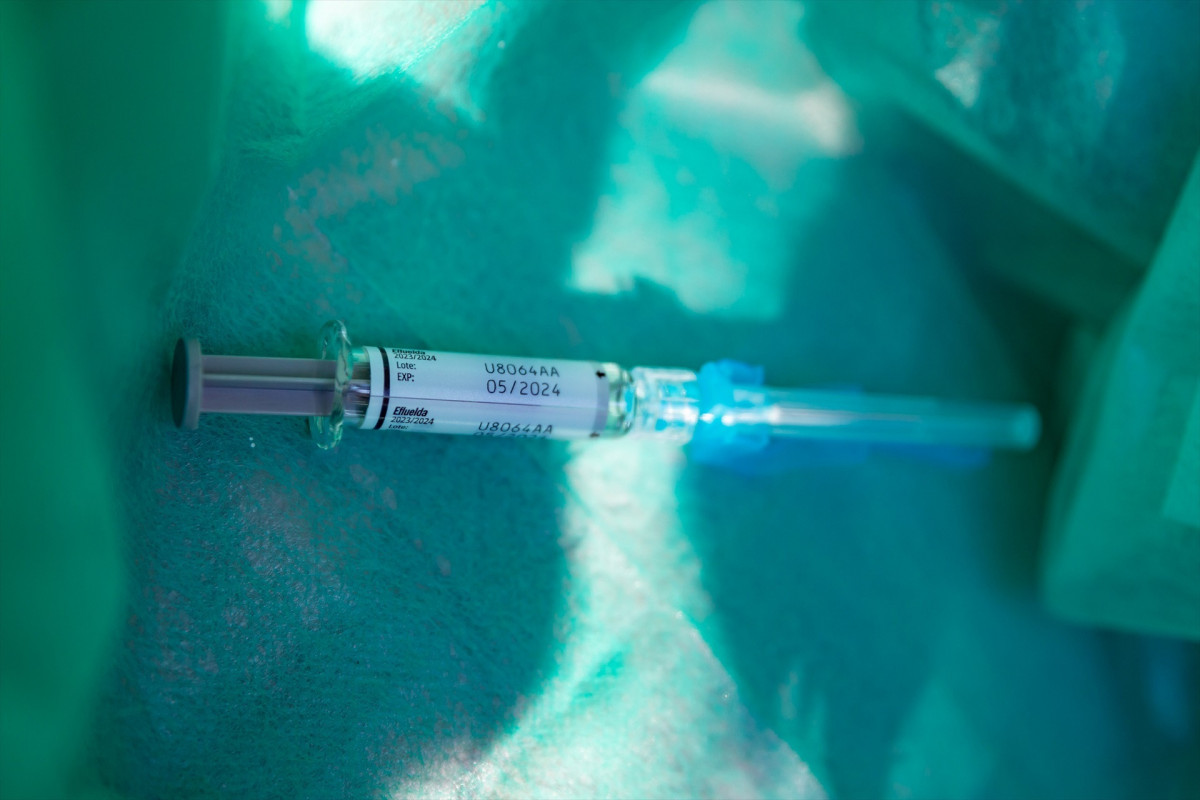 EuropaPress 5465190 jeringa inicio campana vacunacion 26 septiembre 2023 lhospitalet llobregat