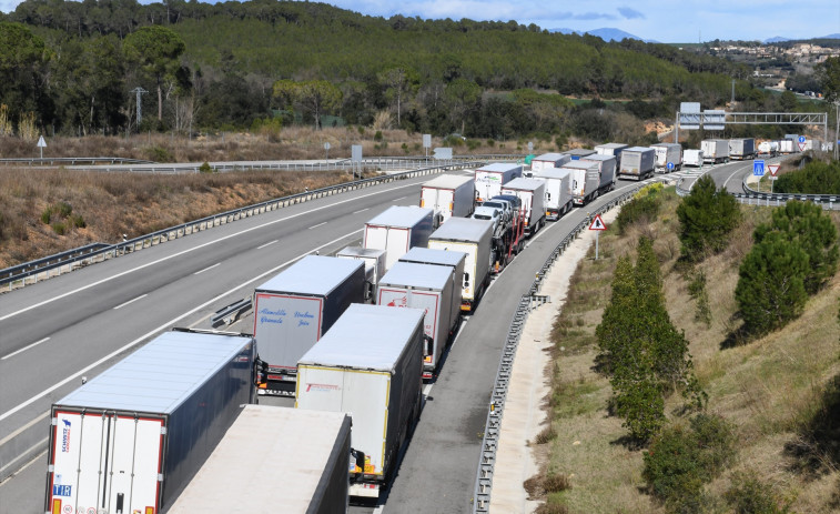 Retencions de 13 quilòmetres a la N-II a Pont de Molins pel tall de l'AP-7