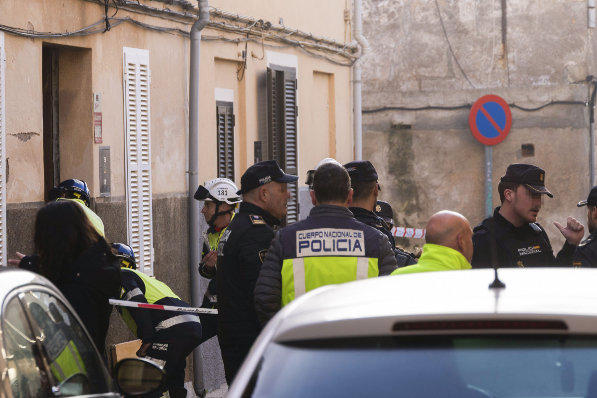 MANACOR (MALLORCA), 15/01/2026.- Agentes de Policía vigilan en la zona de la vivienda donde un joven de 18 años ha fallecido esta madrugada en el derrumbe esta madrugada de la misma, situada en la c