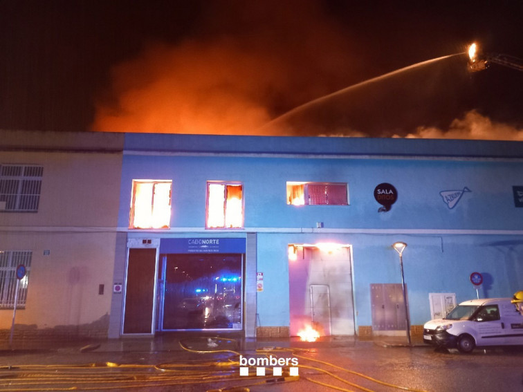 Un incendi industrial a Reus fa esfondrar el sostre d'una nau i obliga a confinar diversos habitatges