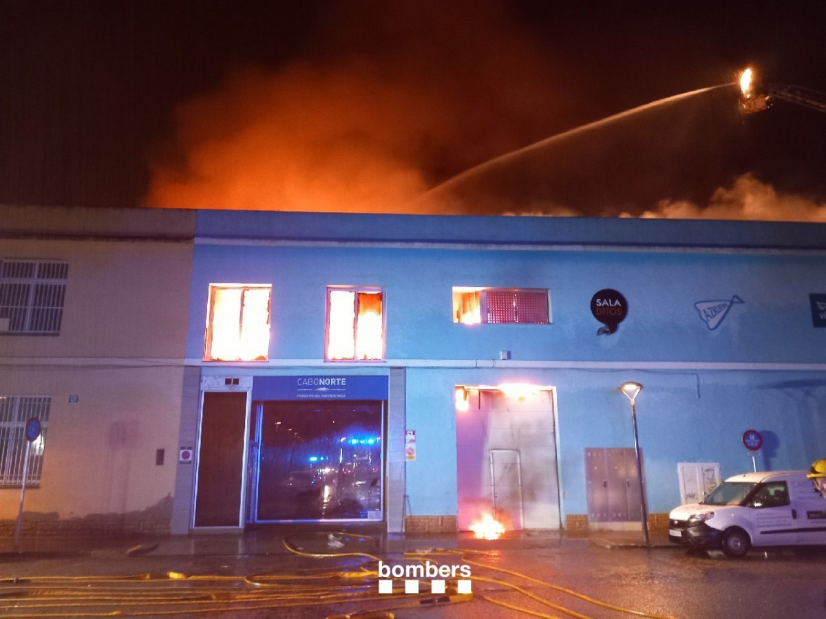 El incendio que ha afectado a una nave industrial en Reus (Tarragona)