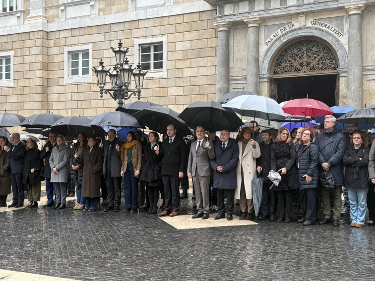 La Generalitat i Barcelona reten homenatge a les víctimes de l'accident ferroviari de Adamuz amb un minut de silenci