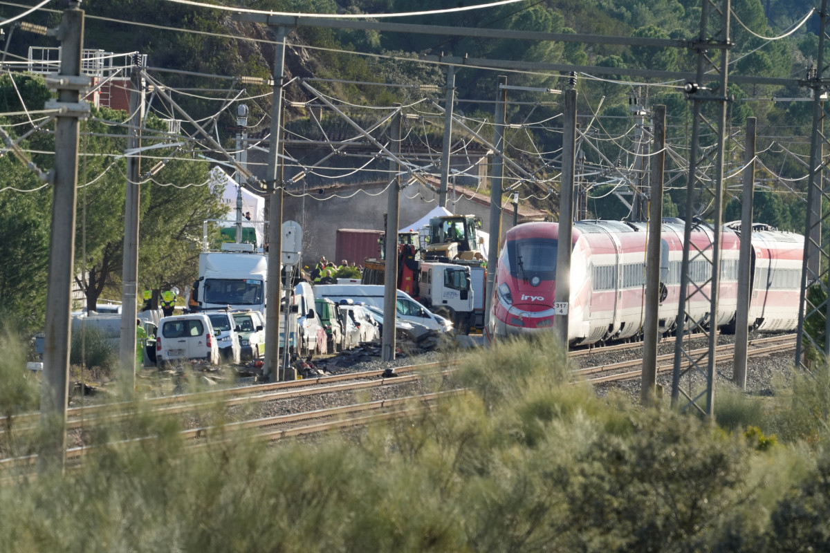 Imagen de la zona del accidente ferroviario con los convoyes de trenes siniestrados. A 19 de enero de 2026, en Adamuz, Córdoba (Andalucía, España).
