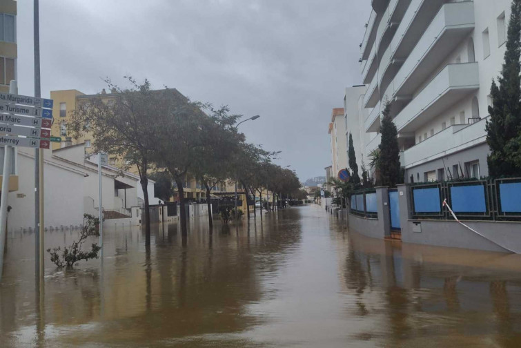 VÍDEO | Roses, al límit: el temporal deixa totalment inundats els carrers de Santa Margarida