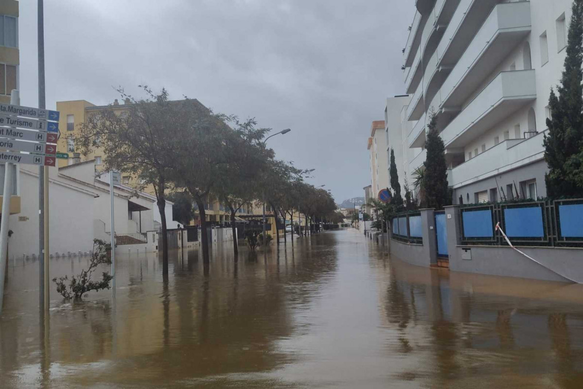 L'Avinguda de la Platja, a Santa Margarida, totalmente inundada
