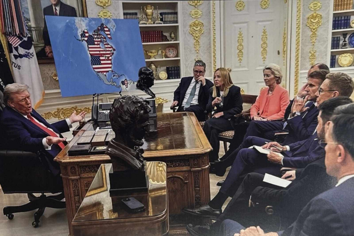 Imagen generada con IA de Trump reuniu00e9ndose con los lu00edderes europeos y mostru00e1ndoles un mapa de EEUU con Canadu00e1, Groenlandia y Venezuela anexionadas