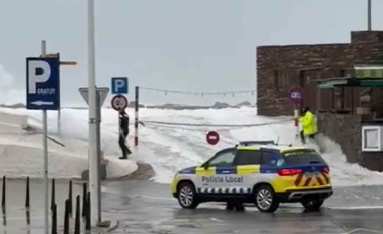 VÍDEO | Impressionants imatges d'una onada arrossegant a un agent de la Policia Local de Llançà