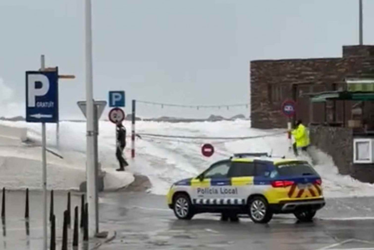 VÍDEO | Impressionants imatges d'una onada arrossegant a un agent de la Policia Local de Llançà
