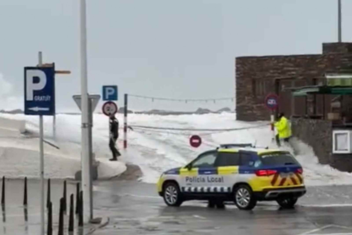 La Policía Local de Llançà tras verse sorprendida por una ola