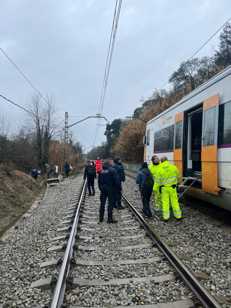 Evacuades 30 persones d'un tren per un arbre caigut sobre les vies a Fornells de la Selva